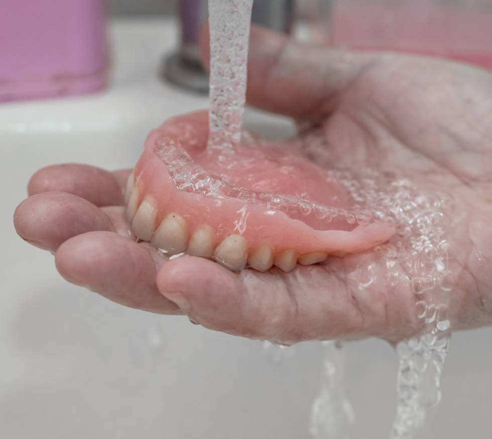 Guía de cuidado para tu prótesis dental: Tips para que dure más tiempo