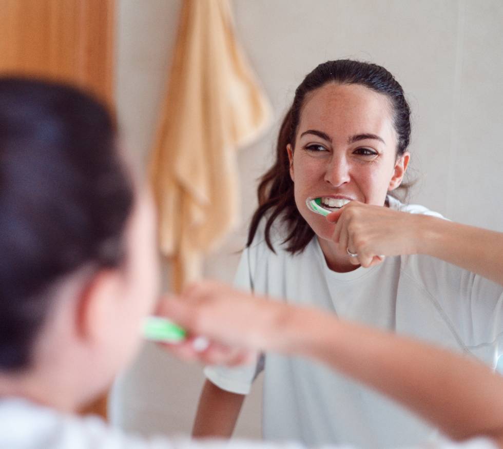 Ahora sigamos con Técnicas correctas de cepillado que muchos adultos hacen mal.Cepillarse los dientes es una rutina que la mayoría de las personas aprende desde la infancia. Sin embargo, algo curioso ocurre con el paso de los años: muchos adultos continúan cepillándose de la misma forma en que lo hacían cuando eran niños